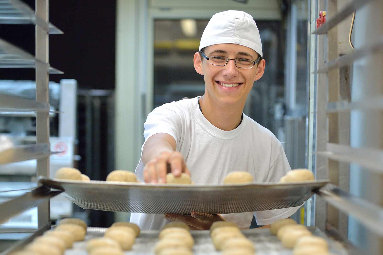 Bäcker bei der Arbeit Bäcker bei der Arbeit