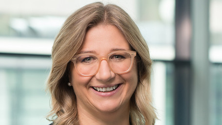Wirtschaftsministerin Anke Rehlinger lächelt
