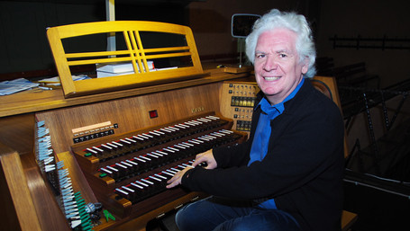 Bernhard Leonardy sitzt an einer Orgel