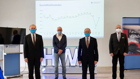 Vier Männer mit Maske in der Handwerkskammer des Saarlandes