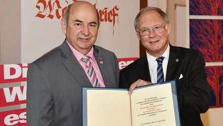 Ehrennadel für HWK-Arbeitnehmervizepräsident Peter Becker